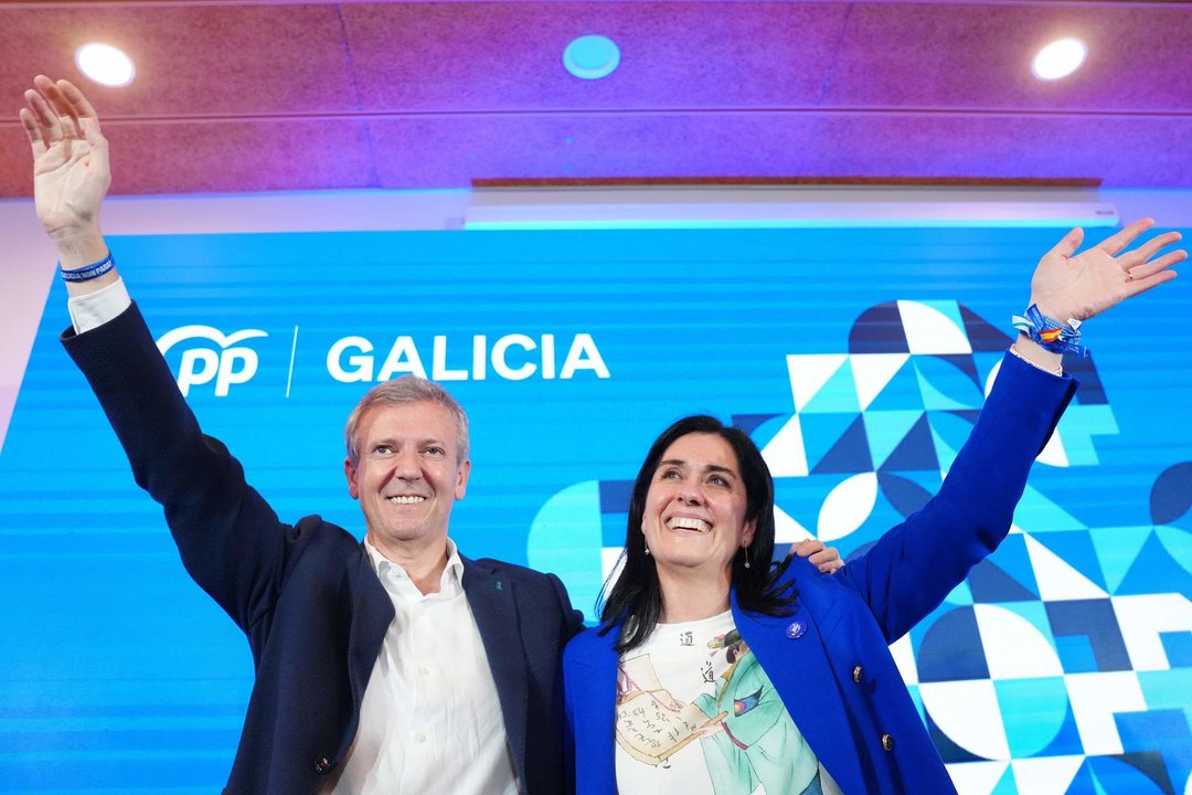 El candidato Popular a la Xunta, Alfonso Rueda, junto a la secretaria general del partido en Galicia, Paula Prado, celebra la victoria durante el seguimiento de la jornada electoral de los comicios autonómicos de Galicia.