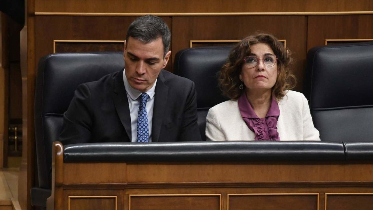 El presidente del Gobierno, Pedro Sánchez y la vicepresidenta primera del Gobierno y ministra de Hacienda, María Jesús Montero.