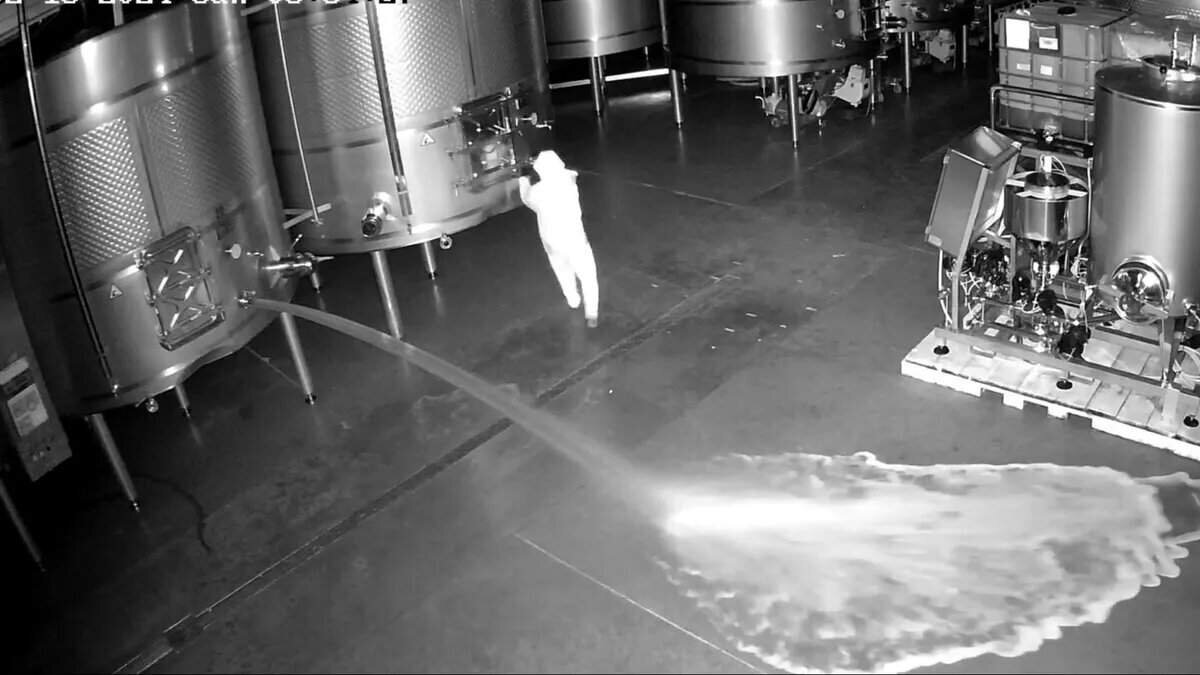 Imagen del momento del vertido de 60.000 litros en Cepa 21
