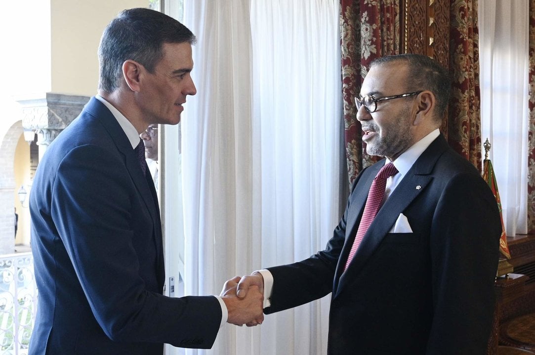 El presidente del Gobierno español, Pedro Sánchez (i), y el rey de Marruecos, Mohamed VI (d).