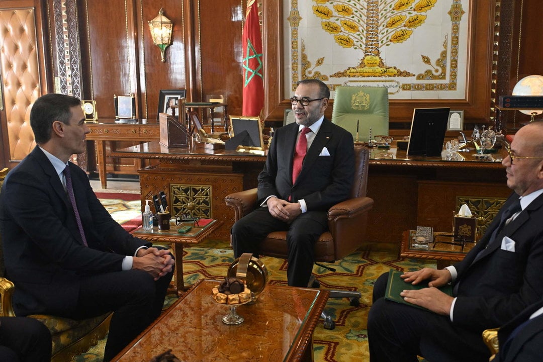 El presidente del Gobierno español, Pedro Sánchez (i), y el rey de Marruecos, Mohamed VI (c) en su primer viaje oficial de esta legislatura a Marruecos.