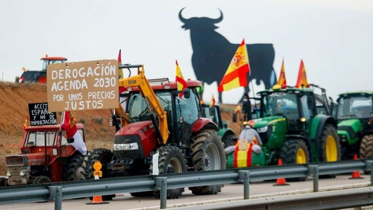 Imagen de una de las 'tractoradas' protagonizadas por los agricultores y ganaderos españoles (Foto: Vox)