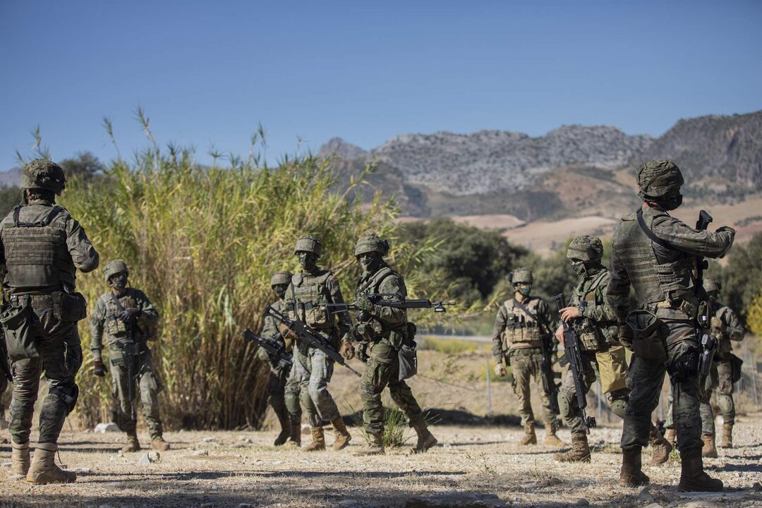 Archivo - Soldados de la Legi&oacute;n participan en una maniobra de simulaci&oacute;n de fusiles en un recinto ambientado en un "poblado afgano" en las inmediaciones del recinto del Campamento de Ronda.