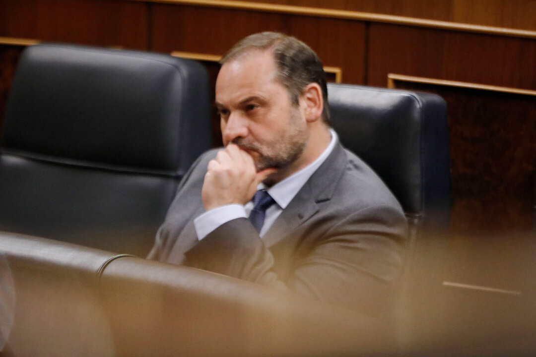 Archivo - Jos&eacute; Luis &Aacute;balos, cuando era ministro de Transportes y se sentaba en el banco azul del Congreso.