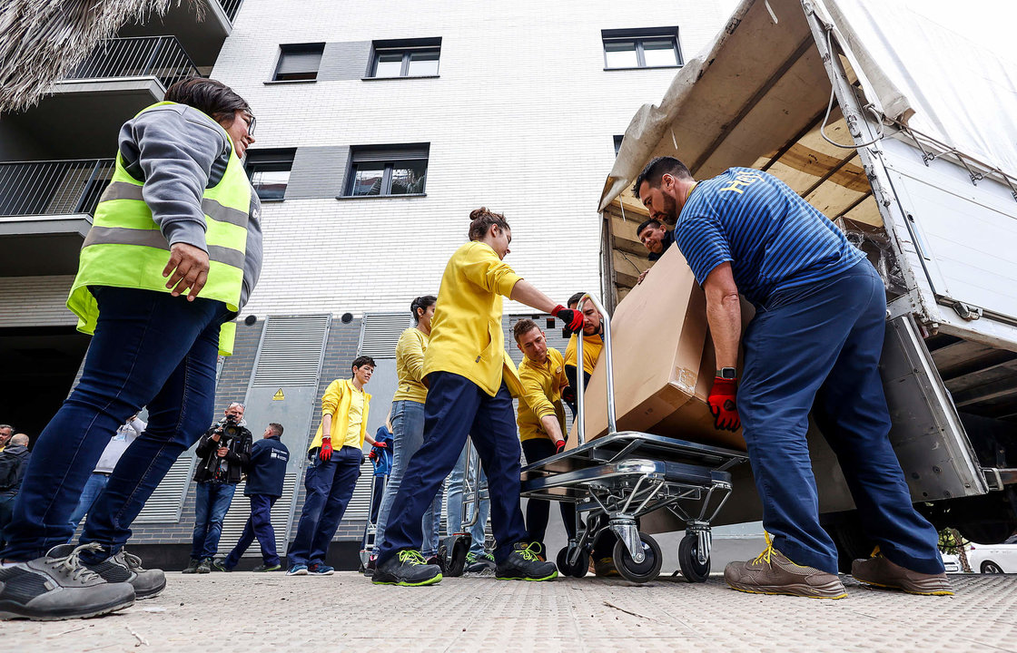 Empleados transportan cajas a las viviendas que se están acondicionando para los vecinos afectados por el incendio de Campanar, en Valencia (Foto: Rober Solsona / Europa Press)