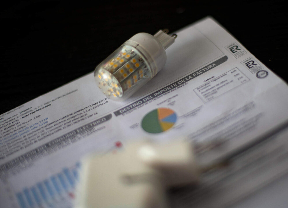 Archivo - Una factura del consumo de luz.