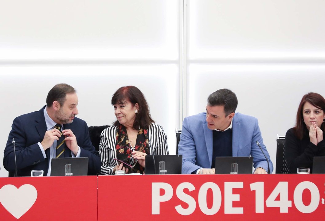 El exsecretario de Organización del PSOE y exministro de Transportes, Movilidad y Agenda Urbana, José Luis Ábalos; el presidente del Gobierno y secretario general del PSOE, Pedro Sánchez en enero de 2020.
