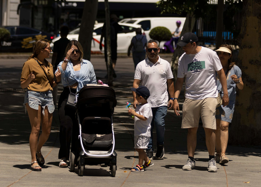 Una familia en el parque de El Retiro, a 4 de julio de 2023, en Madrid. Eduardo Parra / Europa Press