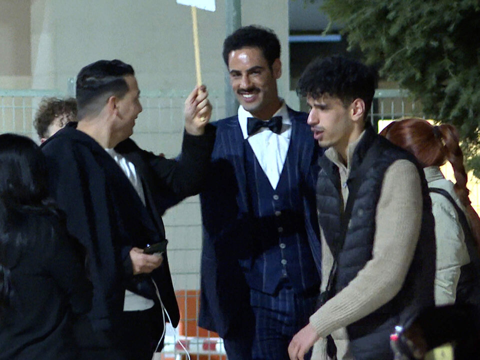 Asraf Beno saliendo junto a sus familiares de televisi&oacute;n, a 29 de febrero de 2024, en Madrid (Espa&ntilde;a).
GH DUO;TELEVISION;MEDIASET;29 FEBRERO 2024
Europa Press / Europa Press
01/3/2024