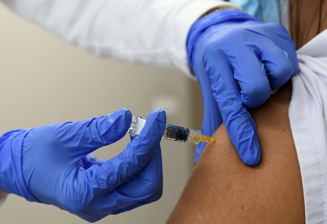 Una persona recibiendo la vacuna de la gripe (Foto: SFGA/JAViladot)