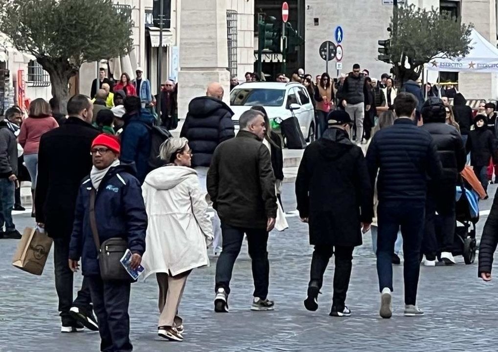 Santos Cerdán, en el centro, camina por la Via della Conciliazione, en Roma.