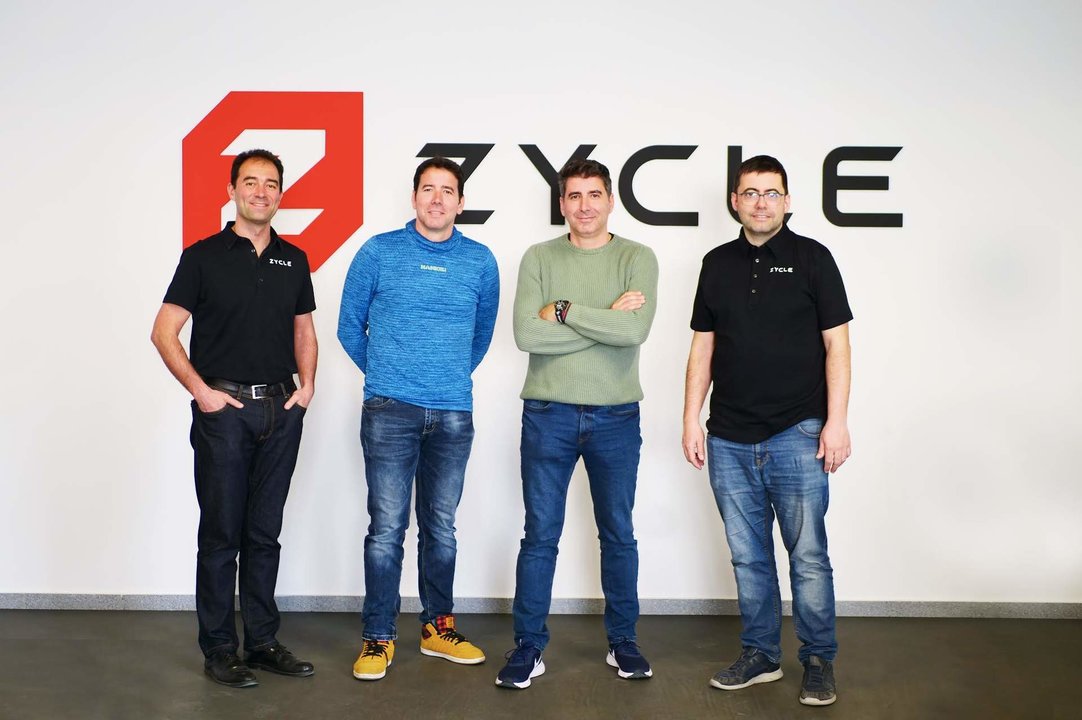 De izquierda a derecha: Diego Castillo, Director General, ZYCLE (Versa Design), los hermanos Jordi y Juan Moya, fundadores de RooDol, y Juan Ramón Vadillo, Director de I+D, ZYCLE (Versa Design).