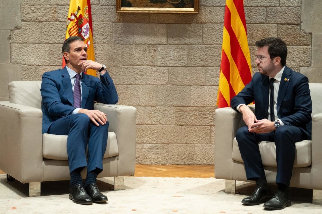 El presidente del Gobierno, Pedro Sánchez, y el president de la Generalitat de Cataluña, Pere Aragonès, se reúnen en el Palau de la Generalitat.