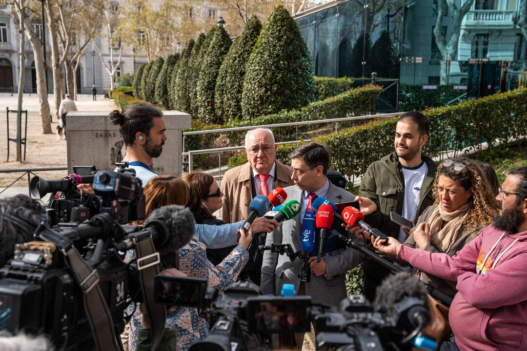 El abogado Jos&eacute; Maria Fern&aacute;ndez Abril (c), miembro de Abogados Cristianos, ofrece declaraciones tras presentar una querella contra miembros de la ejecutiva del PSOE y contra varios partidos pol&iacute;ticos por la aprobaci&oacute;n de la ley de amnist&iacute;a, en la Audiencia Nacional.