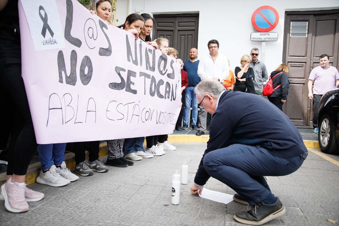 El pueblo de Abla ha guardado un minuto de silencio en memoria de las dos menos asesinadas, presuntamente, a manos de su padre, que posteriormente se quitó la vida, a 18 de marzo de 2024 en Almería (Foto:Marian León / Europa Press)