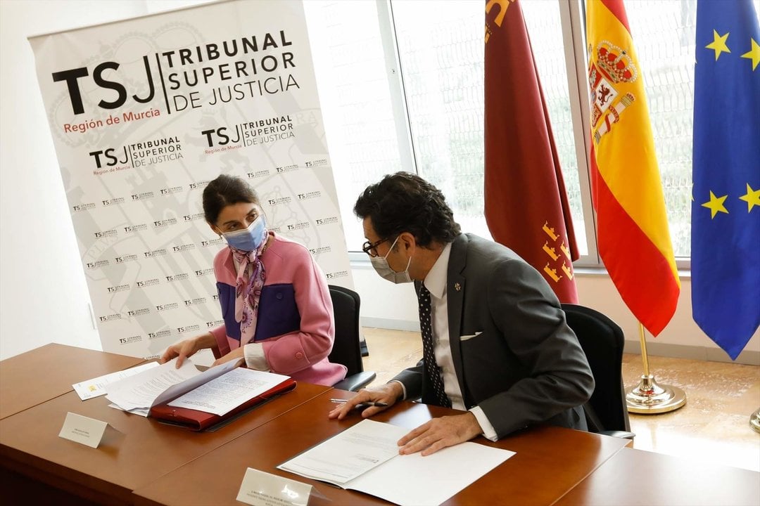 La ministra de Justicia, Pilar Llop y el presidente del TSJ de Murcia, Pascual Del Riquelme, durante la presentación de los proyectos de su gabinete, en la Ciudad de la Justicia de Murcia