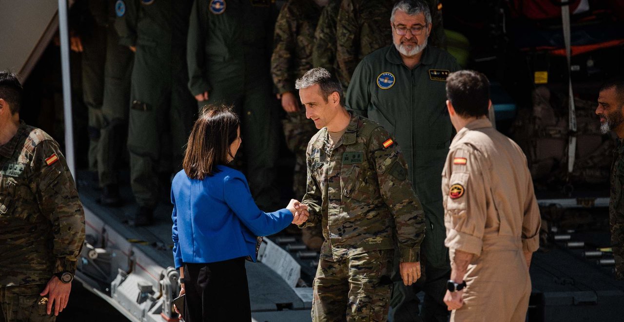 El teniente coronel Juan José Pereda saluda a la ministra Margarita Robles al llegar de Sudán (Foto: Mateo Lanzuela / Europa Press).