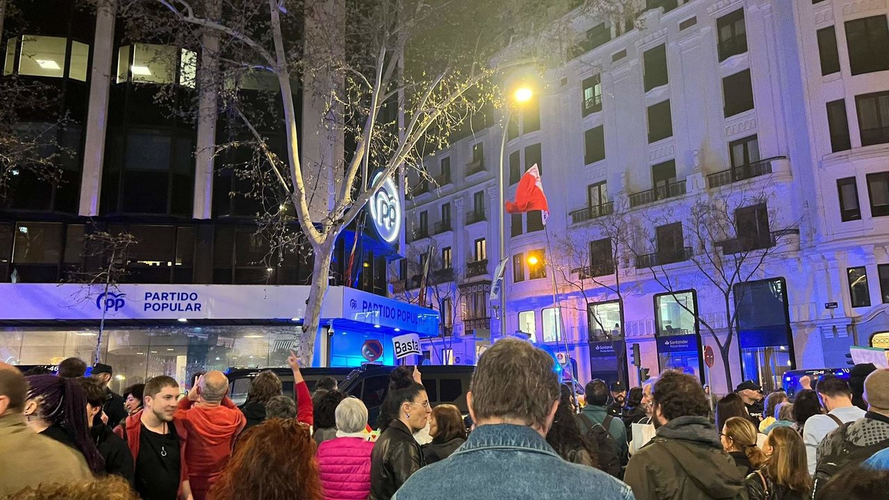 Concentración en la sede nacional del PP pidiendo la dimisión de la presidenta de la Comunidad de Madrid, Isabel Díaz Ayuso.