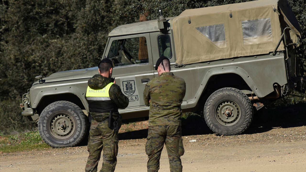 C&oacute;rdoba. 21/12/23MADERO CUBEROLa Guardia Civil y efectivos de la base de Cerro Muriano buscan desde primera hora de la ma&ntilde;ana a dos militares que han desaparecido durante unas maniobras que se estaban realizando en un lago del complejo de la Brigada X. (En la imagen, militares acordonando el sitio donde han ocurrido los hechos)