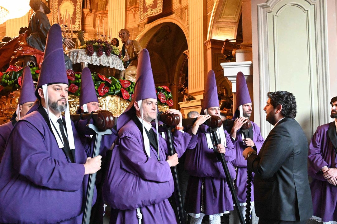 El presidente de la Región de Murcia, Fernando López Miras, en la procesión de los Salzillos de la Cofradía de Nuestro Padre Jesús Nazareno (Foto: CARM)
