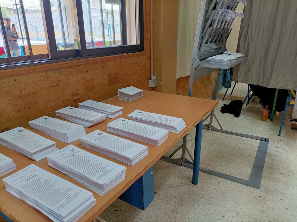 Papeletas en un colegio electoral de Almería (Foto: Europa Press)