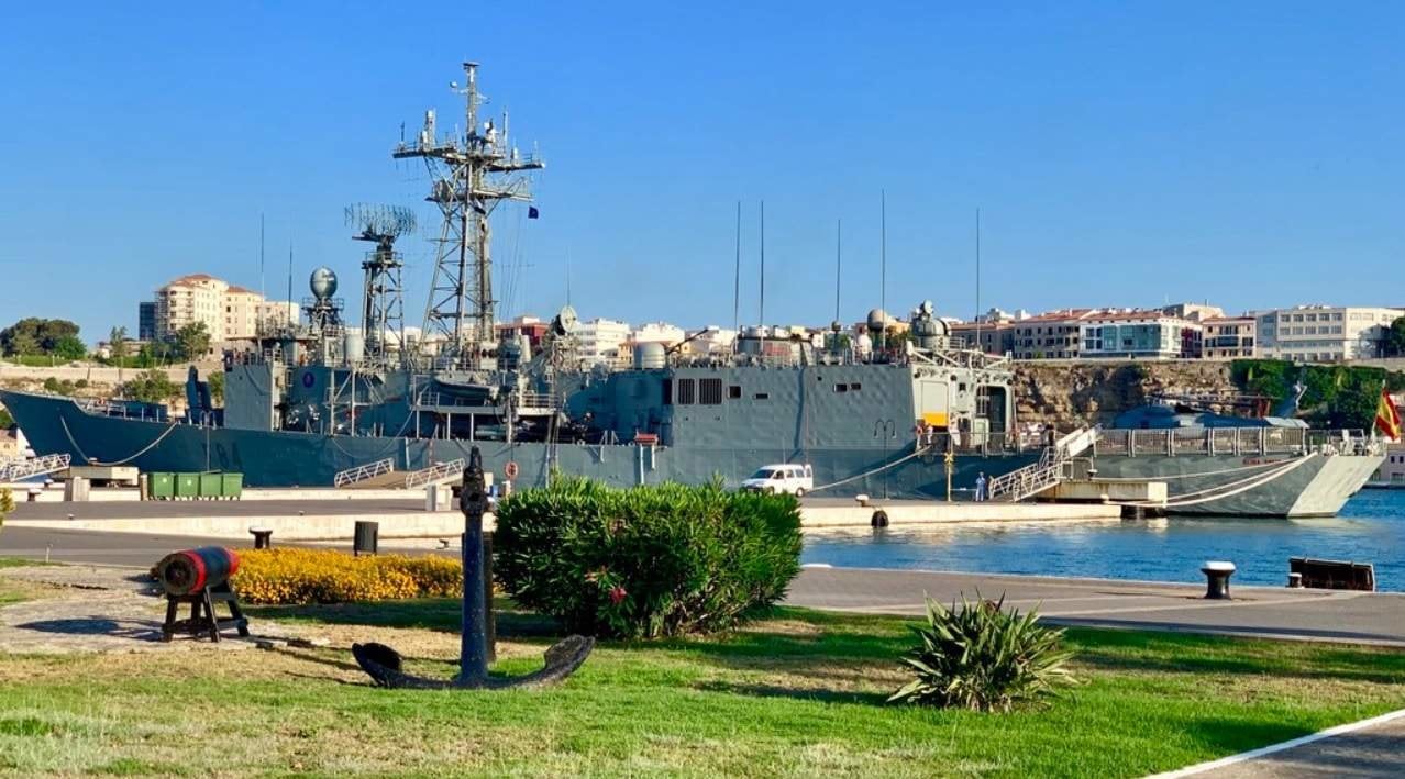 La fragata 'Reina Sofía', en el puerto de Mahón (Foto: Armada).