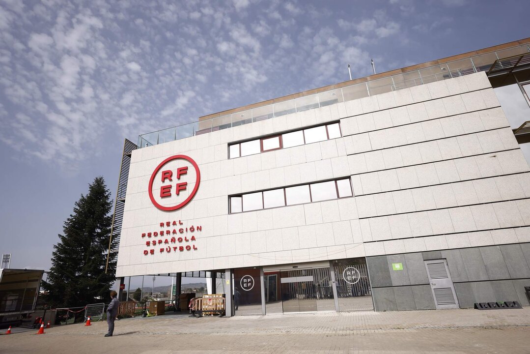Fachada de la Real Federaci&oacute;n Espa&ntilde;ola de F&uacute;tbol (RFEF).