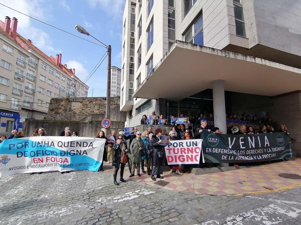 Abogados y procuradores del turno de oficio se manifiestan en Ferrol, A Coruña (EUROPA PRESS)