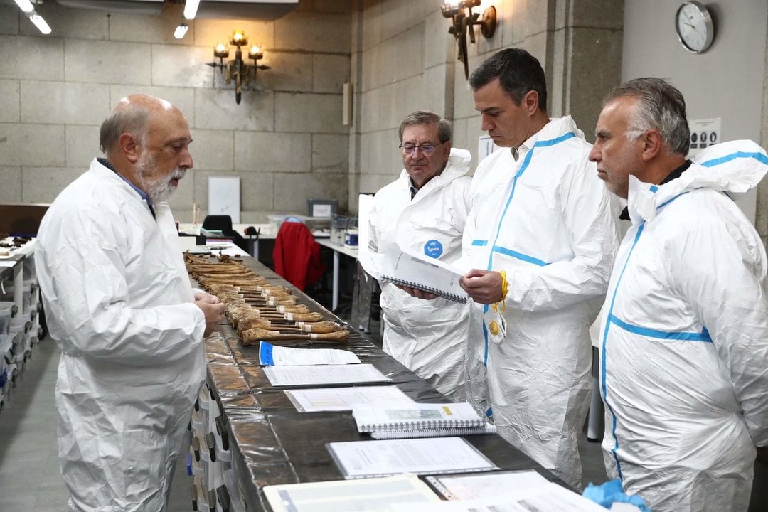 Pedro Sánchez visita el laboratorio forense instalado en Cuelgamuros para la identificación de los restos de víctimas de la Guerra Civil (Foto: La Moncloa).