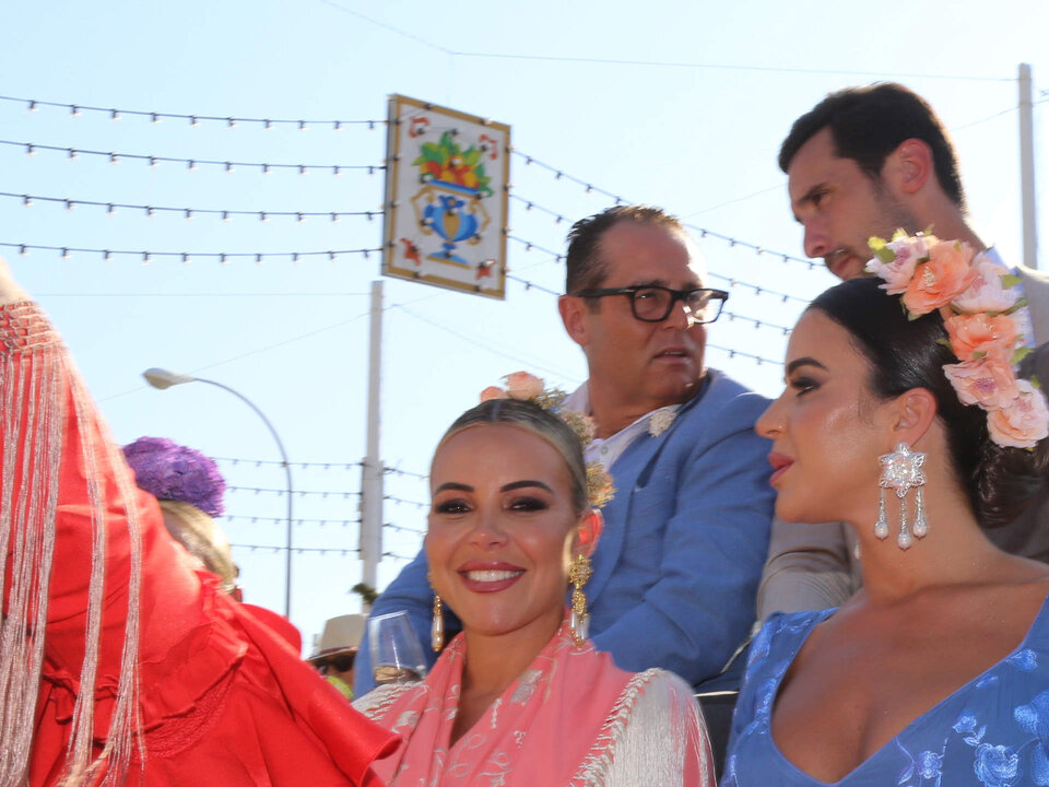 Alba Silva y Sergio Rico en la Feria de Abril, a 15 de abril de 2024, en Sevilla (Espa&ntilde;a).
FAMOSOS;FERIA;CARRO DE CABALLOS
Leandro Wassaul / Europa Press
15/4/2024