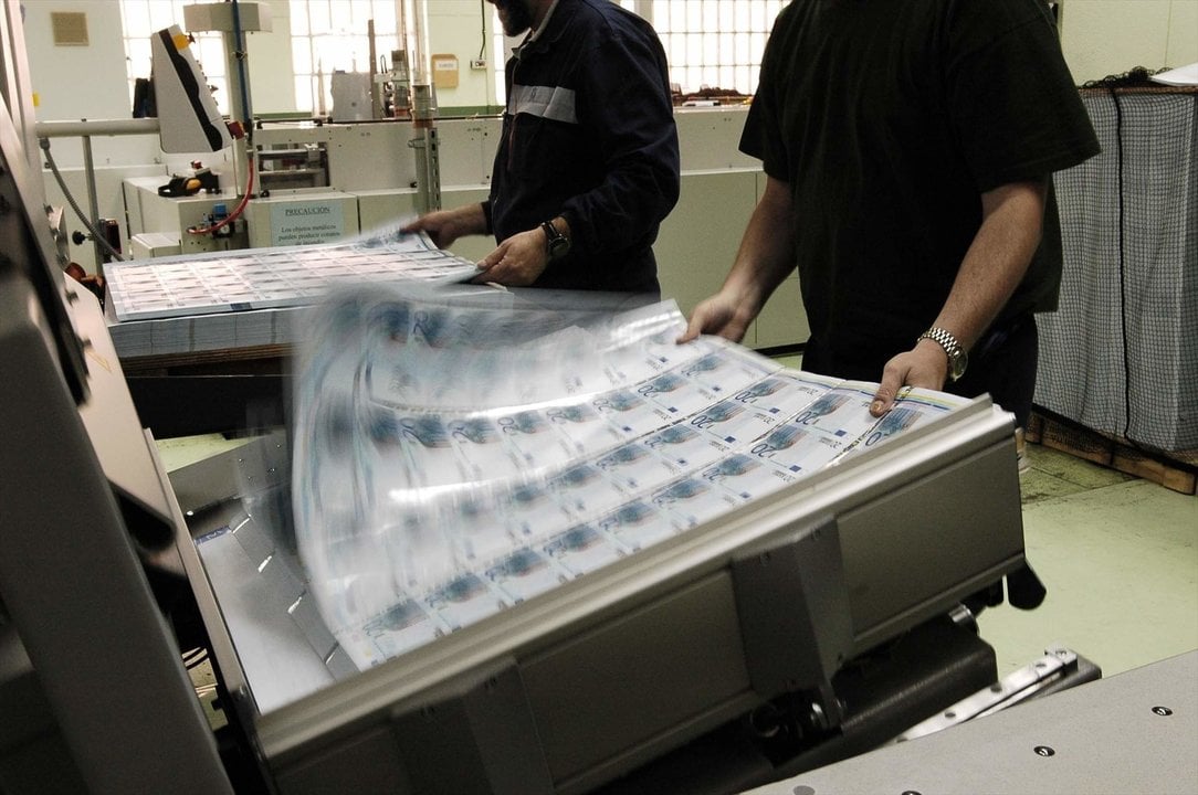 Trabajadores de la Fabrica Nacional de Moneda y Timbre con la impresión de billetes. Imagen de archivo