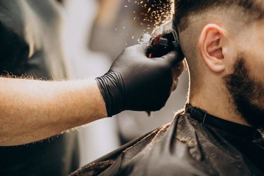 Cómo empezar una carrera en el arte de la barbería