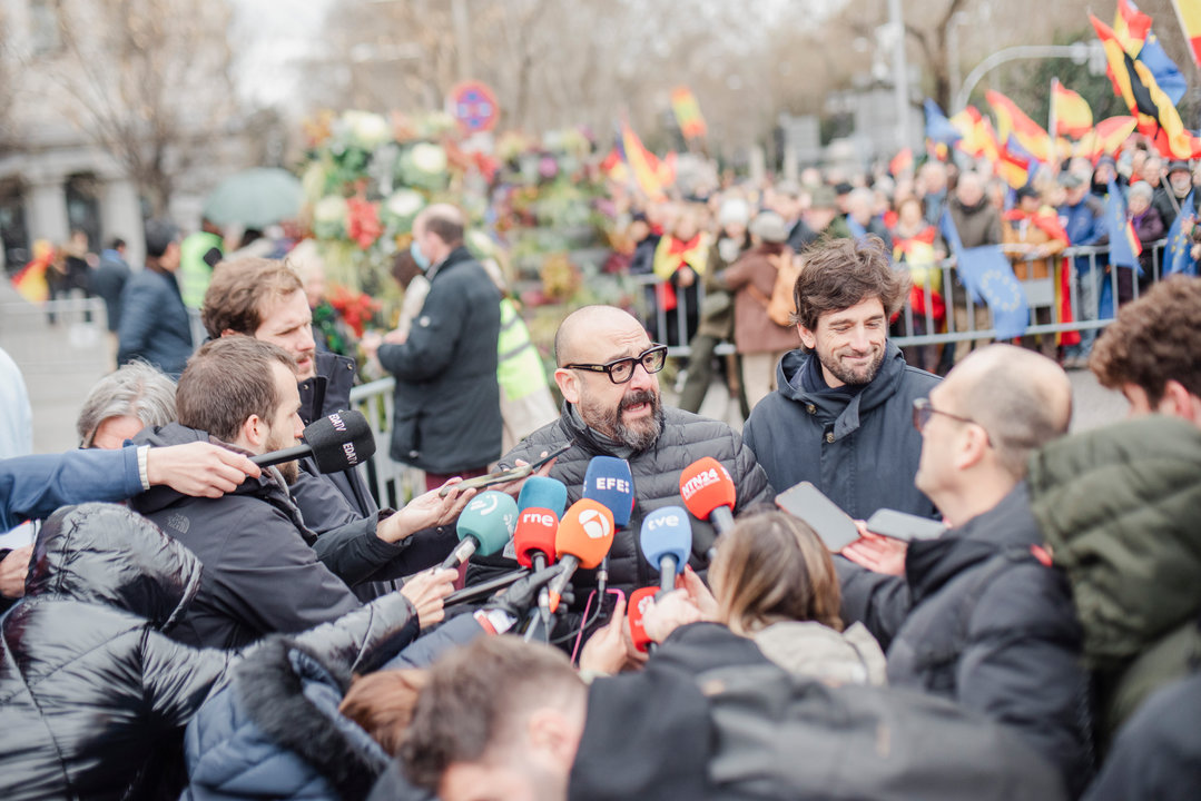 Jordi Cañas, eurodiputado de Ciudadanos, atiende a los medios de comunicación en el transcurso de una concentración en la Plaza de Cibeles de Madrid (Foto: Mateo Lanzuela / Europa Press)
