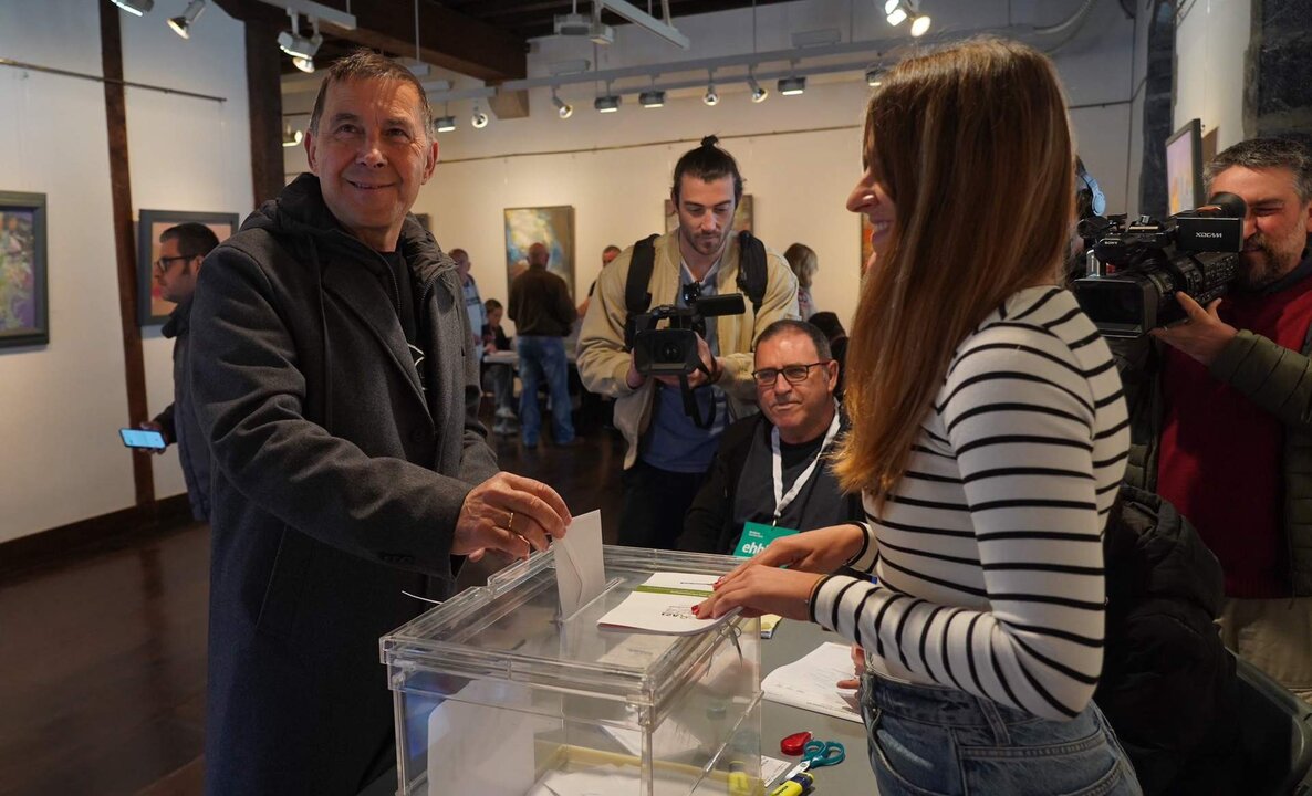 Arnaldo Otegi votando en Elgoibar.