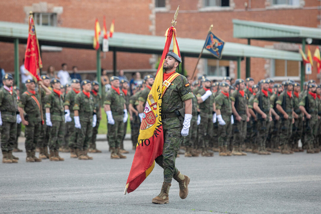 El alcalde de Siero viaja con los soldados de Cabo Noval en el D&iacute;a de Asturias