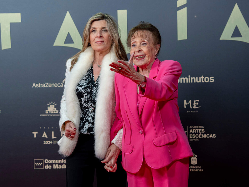 La actriz Gemma Cuervo (d) y su hija Natalia posan durante la alfombra roja de los Premios Tal&iacute;a 2024, en la Plaza Santa Ana, a 22 de abril de 2024, en Madrid (Espa&ntilde;a). La Academia de las Artes Esc&eacute;nicas de Espa&ntilde;a entrega hoy los Premios Tal&iacute;a, que reconocen las numerosas disciplinas que forman la instituci&oacute;n: l&iacute;rica, danza, circo, teatro de texto y musical, estudios y divulgaci&oacute;n.
22 ABRIL 2024;PHOTOCALL;POSAR;POSADO;ALFOMBRA ROJA;
Gabriel Luengas / Europa Press
22/4/2024