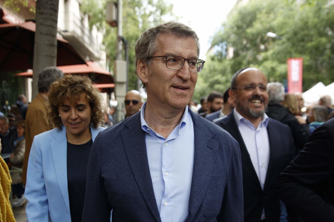 El presidente del PP, Alberto Núñez Feijóo, visita Barcelona por el día de Sant Jordi (Foto: Kike Rincón / Europa Press)