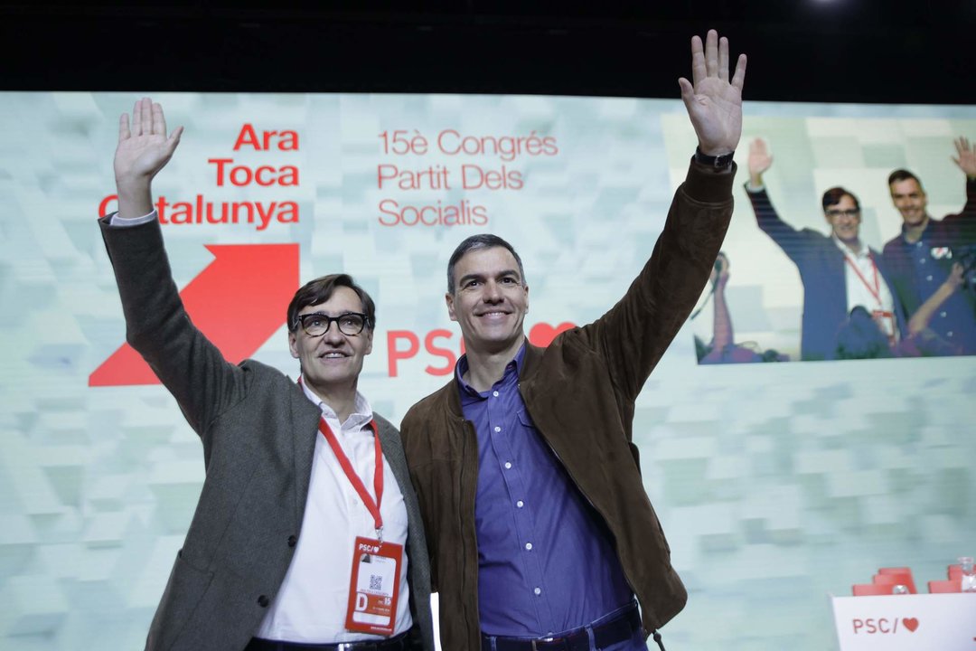 Archivo - El secretario general del PSOE y presidente del Gobierno, Pedro Sánchez, y el primer secretario del PSC, Salvador Illa.