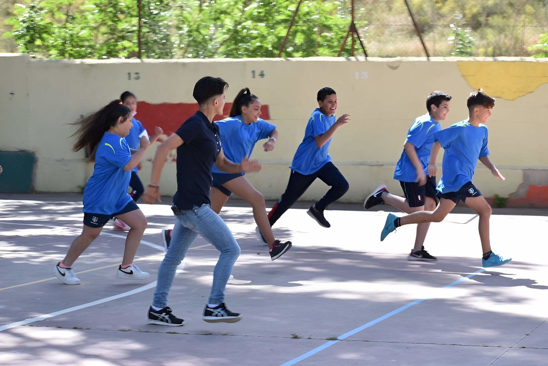 Varios niños hacen deporte en un colegio de Granada. Foto: Junta de Andalucía