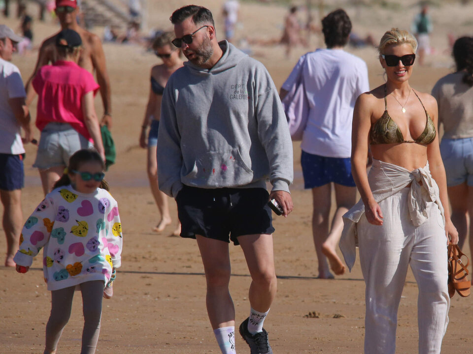 Adriana Abenia y Sergio Abad disfrutan de un d&iacute;a en la playa junto a su hija a 03 de Mayo de 2024 en Chiclana de la Frontera (Espa&ntilde;a).