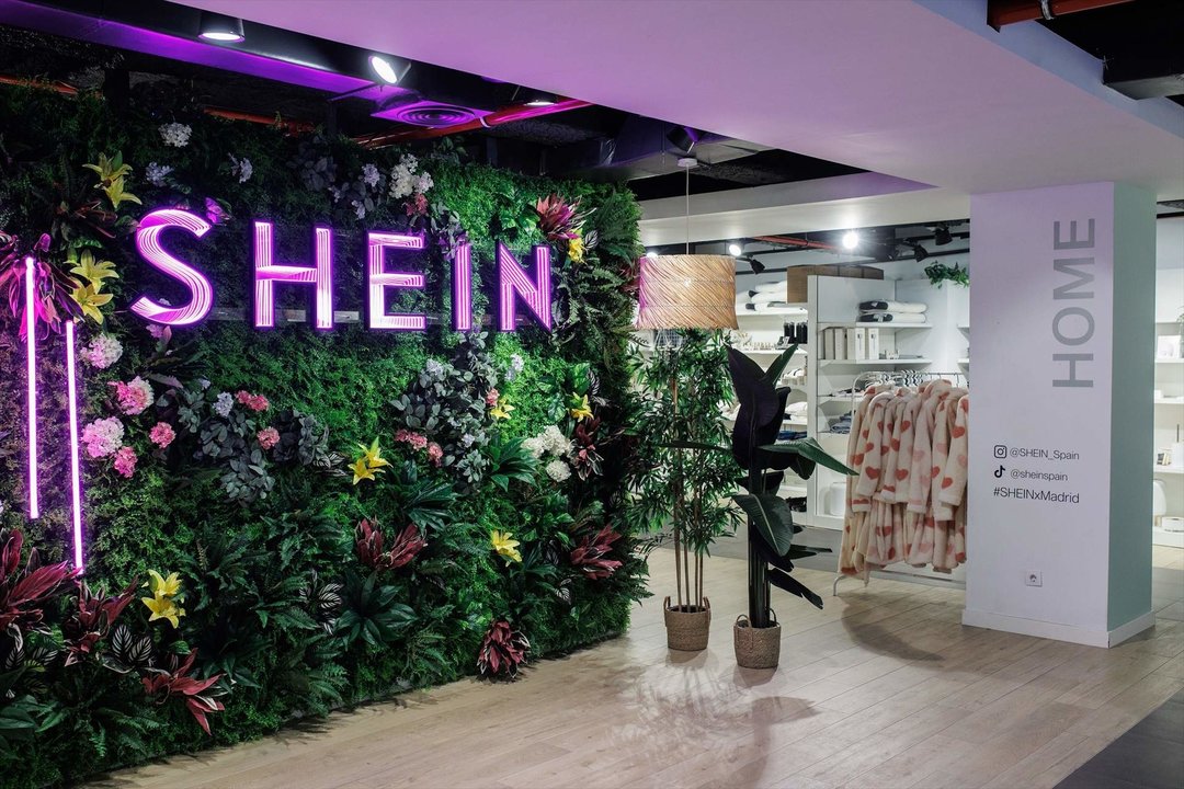 Letrero de Shein durante su inauguración, en el ABC Serrano, a 26 de abril de 2024, en Madrid (España). La tienda de Shein abre sus puertas desde mañana, el 27 de abril, hasta el 5 de mayo, convirtiéndose en el 'pop-up store' más grande hasta la fecha en España, con 900 metros cuadrados.