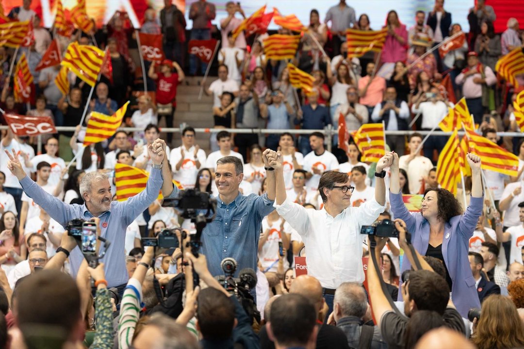 El presidente del Gobierno Pedro Sánchez (2i) y el candidato del PSC Salvador Illa (2d) durante un mitin del PSC, en Pavelló Vall d’Hebron, a 10 de mayo de 2024, en Barcelona, Catalunya. (Foto: David Zorrakino / Europa Press)