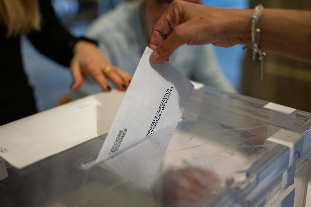 Una persona ejerce su derecho a voto en la Universitat de Barcelona, en las elecciones autonómicas de Cataluña (Foto: Lorena Sopêna / Europa Press).