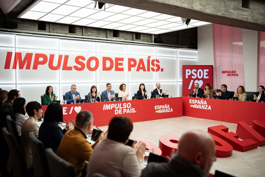El presidente del Gobierno, Pedro Sánchez (c), preside una reunión de la Ejecutiva Federal y después de lo comicios vascos de ayer, en la sede del PSOE, a 22 de abril de 2024, en Madrid.