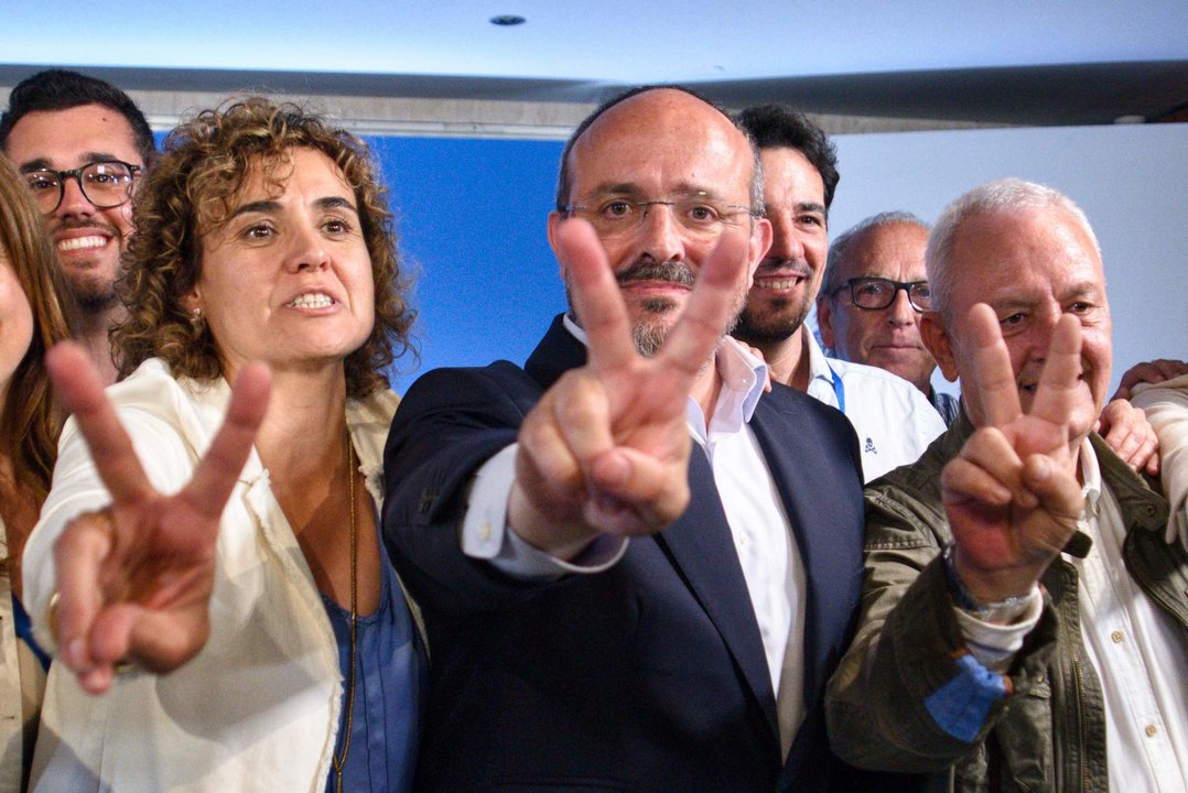 El candidato del PP a las elecciones catalanas, Alejandro Fernández, en su comparecencia tras conocer los resultados.