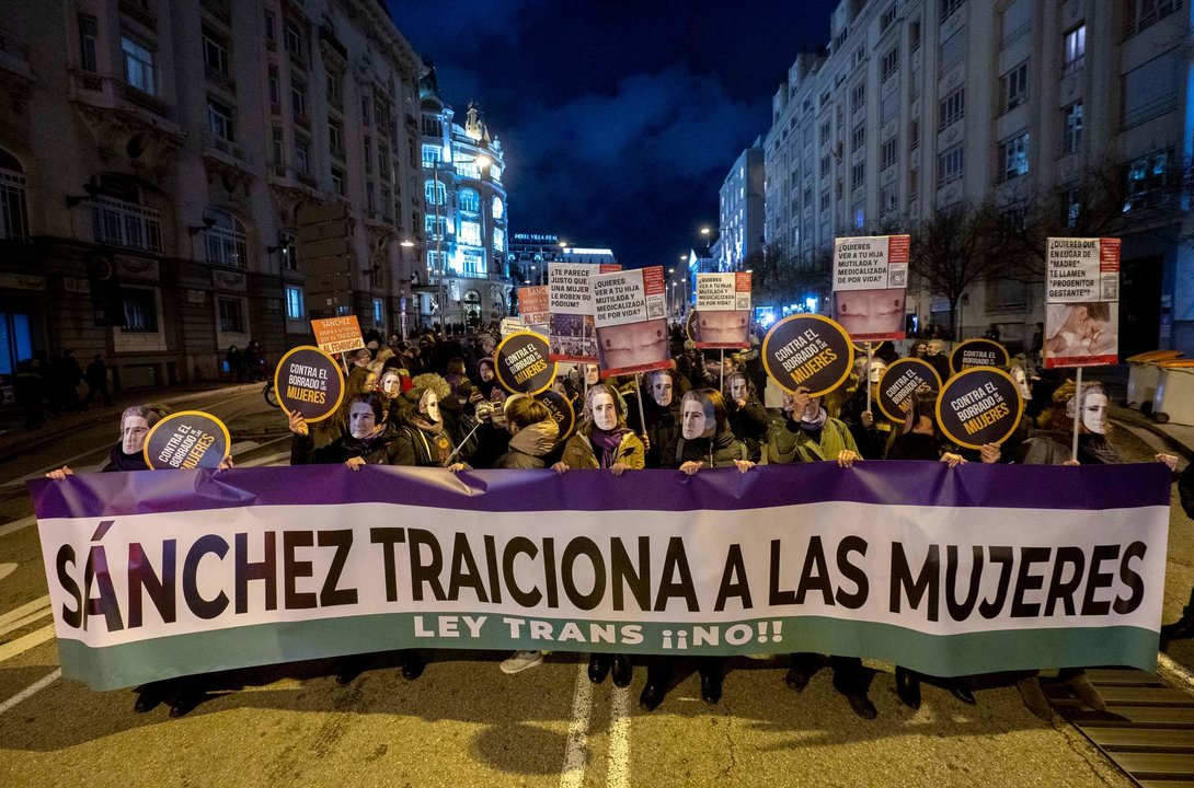 Concentración nocturna convocada por Feministas al Congreso en diciembre de 2022 como protesta contra la denominada 'Ley Trans' (Foto: Alberto Ortega / Europa Press)