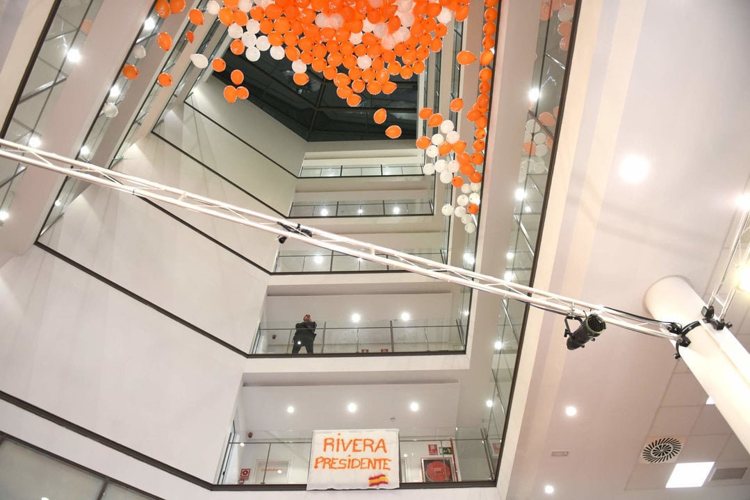 Globos naranjas y blancos en el techo de la sede de Ciudadanos en Madrid, encima de un cartel en el que se puede leer 'Rivera presidente', durante la noche electoral de las generales del 10 de noviembre de 2019 (Foto: Fernando Sánchez / Europa Press)