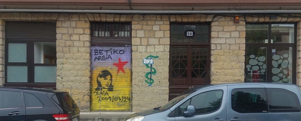 Anagrama de ETA junto a una pintada en recuerdo de una terrorista muerta (Foto: Covite).