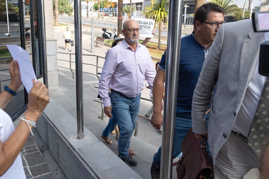 El ex diputado del PSOE Juan Bernardo Fuentes Curbelo, alias 'Tito Berni', a su llegada a declarar al Juzgado de Instrucción Número 4 de Santa Cruz de Tenerife, a 29 de junio de 2023, en Santa Cruz de Tenerife. (Foto: Europa Press)