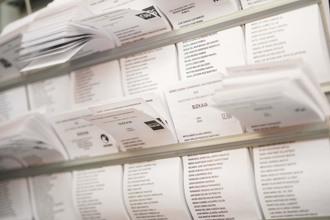 Papeletas electorales de las elecciones autonómicas vascas, en Otxandio, Vizcaya (Foto: Iñaki Berasaluce / Europa Press)